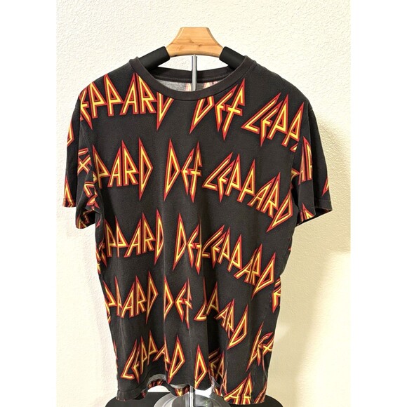 Def Leppard TShirt Adult Medium All Over Print Graphic Short Sleeve Music Band - Picture 1 of 5